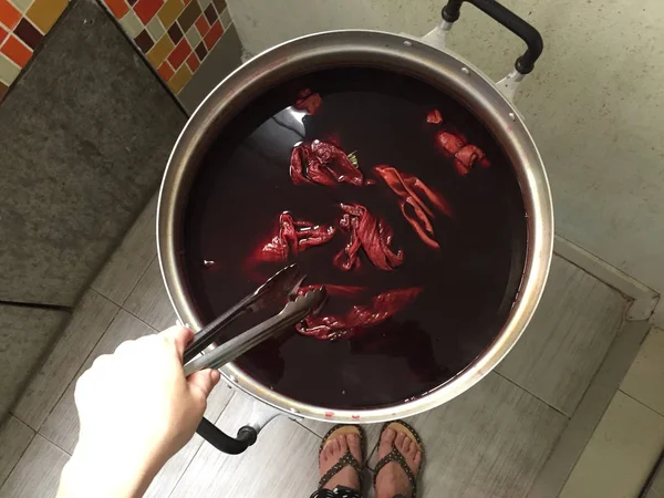 Naturalny czerwony i różowy proces barwienia bawełny dla żywicy Gum Lac lub rany uszczelniającej, Tajlandia — Zdjęcie stockowe