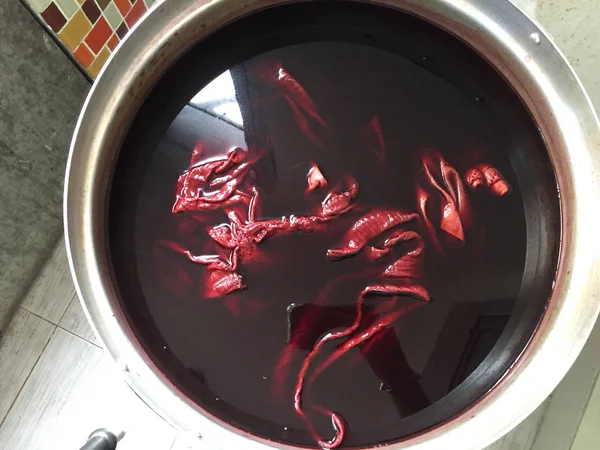 Naturalny czerwony i różowy proces barwienia bawełny dla żywicy Gum Lac lub rany uszczelniającej, Tajlandia — Zdjęcie stockowe