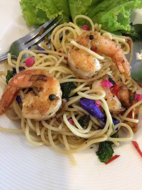 Karidesli baharatlı spagetti, Tayland yemeği.