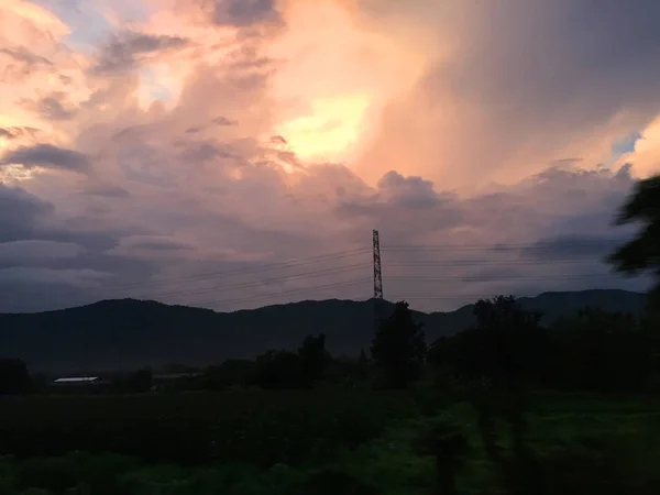 Vista dal finestrino del treno, Bel cielo con nuvola — Foto Stock