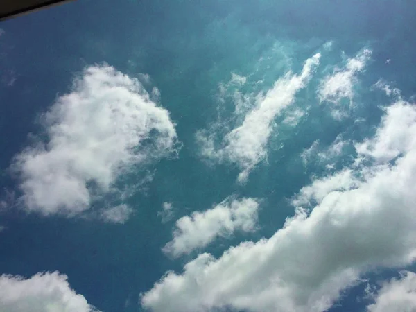 電車の窓からの眺め、雲のある美しい空 — ストック写真