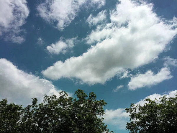 電車の窓からの眺め、雲のある美しい空 — ストック写真