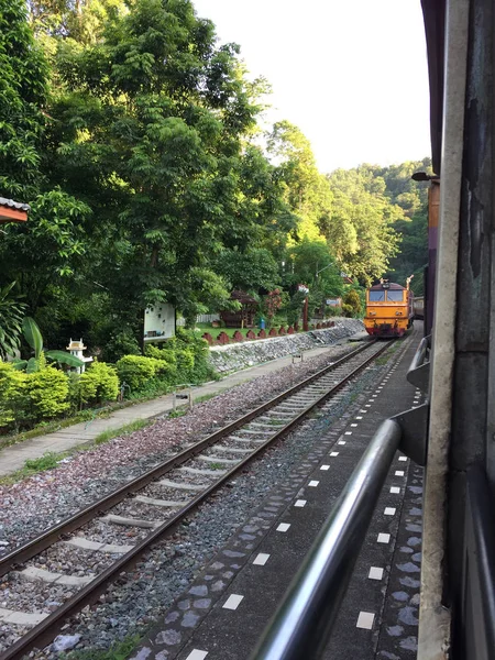Kırsal bir bölgede tren rayları, Tayland tren güzergahları — Stok fotoğraf