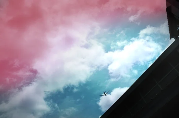 Sylwetka Samolot na pięknym niebie — Zdjęcie stockowe