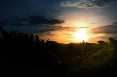 Tayland 'da küçük bir tren istasyonunun üzerinde renkli bir gün doğumu, Altın Işık Etkisi