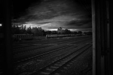 Tayland 'da küçük bir tren istasyonunun üzerinde renkli bir gün doğumu 