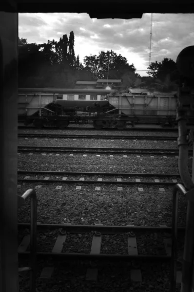 Um sol colorido acima de uma pequena estação de trem na Tailândia — Fotografia de Stock