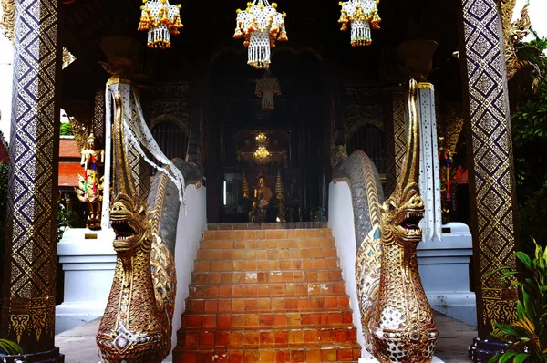 Chiang Mai, Tailândia: 14 de setembro de 2019: Capela Wat Ket Karam decorada com desenhos de estuque é muito requintado . — Fotografia de Stock