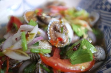 Yakın görüş, Cockles salatası, sıcak ve baharatlı kabuklu deniz ürünleri salata, sebze, domates ve baharat karışımı, Tayland usulü yemek.