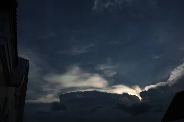 Ουράνιο Τόξο Δέσμες Πάνω Από Σύννεφα Μπλε Ουρανό Μαύρο Έδαφος — Φωτογραφία Αρχείου