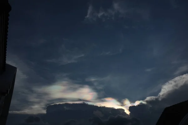 Радужные Лучи Над Облаками Голубом Небе — стоковое фото