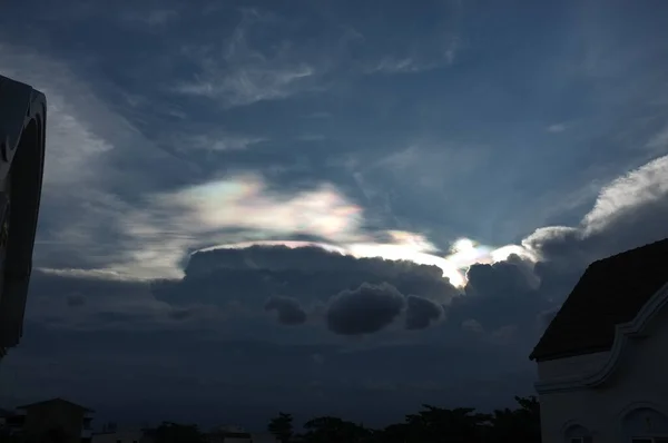 Tęczowe Promienie Nad Chmurami Błękitnym Niebie Czarnej Ziemi — Zdjęcie stockowe