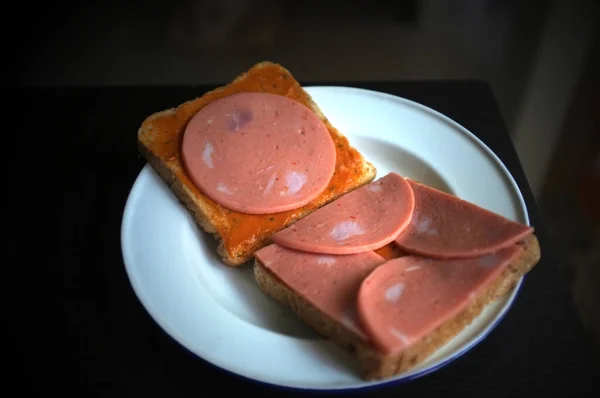 在白菜上切面包和猪肉火腿 — 图库照片