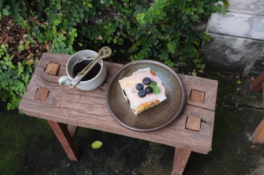 Tahta masadaki kahve, rahatlama zamanı, uzayı kopyalama. Metin için yer.