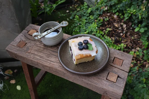 Café Com Pedaço Bolo Mesa Madeira Conceito Relaxe Tempo Copie — Fotografia de Stock