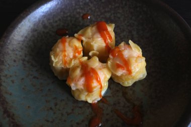 Seramik tabakta karidesli börek. .