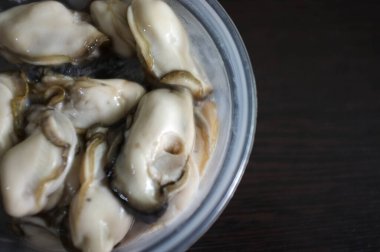 Taze istiridyeyi fincana koy, THAI deniz ürünleri.