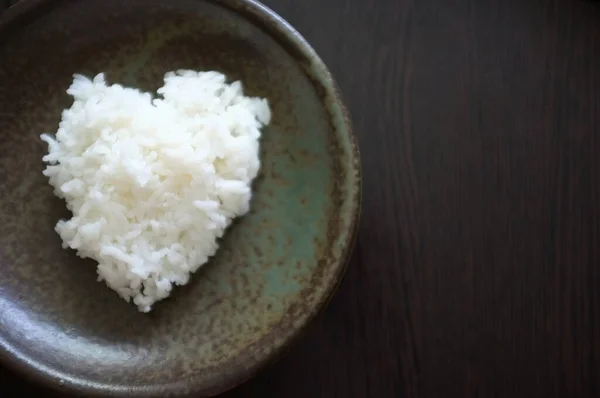 料理の中で炊いたご飯のハートの形を上から眺めます テキストのコピースペース — ストック写真