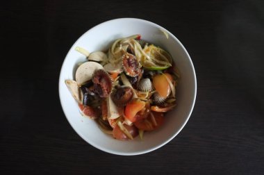 Vietnam usulü domuz etli papaya salatası ve karides, Tayland menüsünde yemek.