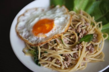 Yakın görüş, Tayland Basili baharatlı sos ile kızartılmış spagetti, Tayland usulü.
