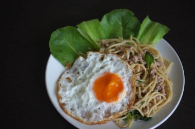 Tayland fesleğenli baharatlı sos ile kızartılmış spagetti, Tayland usulü füzyon, mesaj için yer.