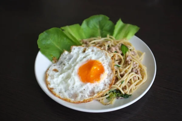 Spaghetti Sauté Avec Sauce Épicée Basilic Thaïlandais Avec Oeuf Frit — Photo