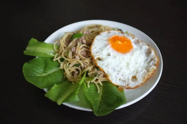 Μακαρόνια Τηγανιτά Πικάντικη Σάλτσα Βασιλικού Ταϊλάνδης Τηγανητό Αυγό Σύντηξη Ταϊλανδέζικου — Φωτογραφία Αρχείου