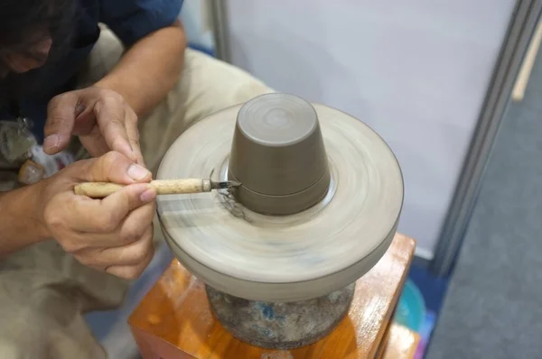 Concetto Laboratorio Ceramica Uomo Che Lancia Boccia Argilla Sulla Ruota — Foto Stock