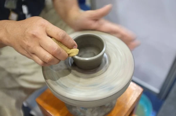 Concepto Taller Cerámica Hombre Arrojando Tazón Barro Una Rueda Cerámica Imágenes De Stock Sin Royalties Gratis