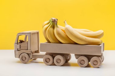 Pek çok büyük muz oyuncak ahşap kamyon arkasında Olgun.