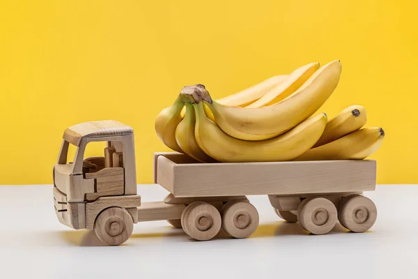 玩具木车后面的一堆香蕉 — 图库照片