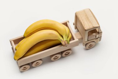 Oyuncak araba, olgun sarı muz demet karavanda.