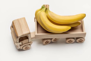 Ahşap Kamyon salkım muzu taşır. Üstten görünüm, stüdyo vurdu, beyaz arka plan.