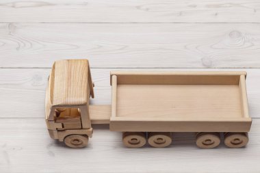 Ahşap Damper römork ile oyuncak hafif ahşap arka plan üzerinde organik doğal malzemelerden yapılmış.