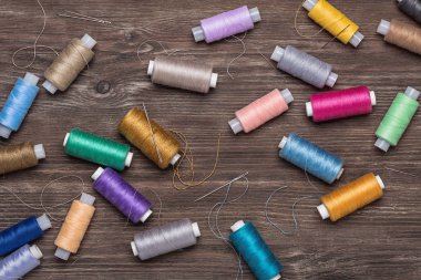 Ahşap masa iğne işi öğeler kümesi. Kopya alanı, yakın çekim.