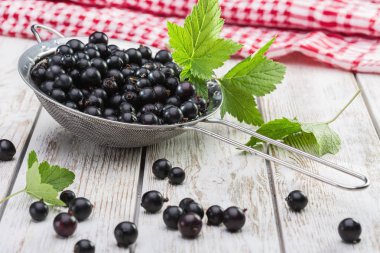 Tablo, lezzetli kuş üzümü kapatın. Renkli peçete. Sağlıklı beslenme