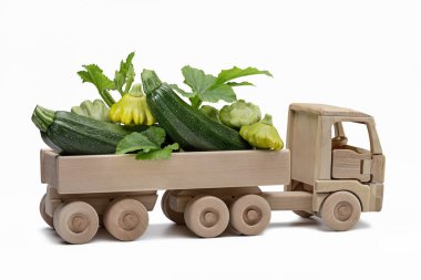 Pattypan kabak ve squash kamyonla. Çocuk ahşap oyuncak.