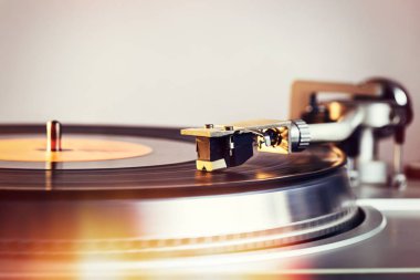 Siyah vinil kaydı. Vinil oyuncu vinil diskler için. Vinil kayda iğne