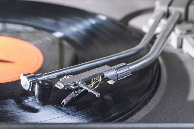Vinil plaka üzerinde iğne. Arka plan ile vinil plak çalar. Dj için profesyonel ses ekipmanları.