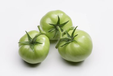 Domates olgunlaşmamış meyve. Yeşil domates. Tarım kavramı. Stüdyo çekim, yakın çekim.