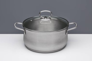 Yeni mutfak ot çorbası izole kapak ile yemek pişirmek için. Atış, kopya alanı stüdyo.