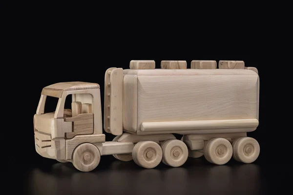 소년을 장난감입니다 연료의 수송을 트레일러를 트럭입니다 — 스톡 사진