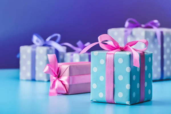 Festlicher Hintergrund Geschenke Schachteln Verpackt Rosa Und Blau Mit Tupfen — Stockfoto