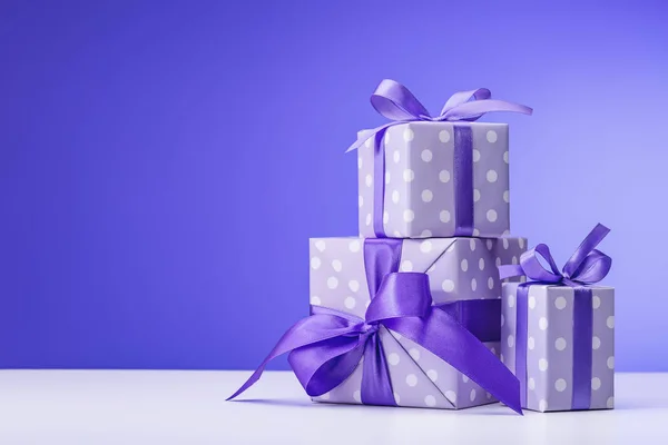 Uppsättning Gåvor Till Jul Födelsedag Nyår Lådor Förpackade Eleganta Lila — Stockfoto