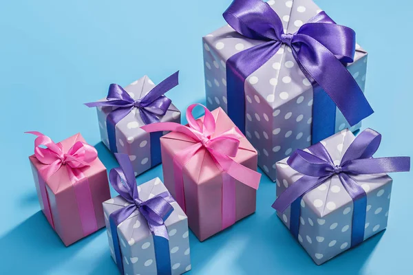礼品盒 粉红色和紫色的豌豆包装 装饰带和弓 圣诞节或节日卡的概念 复制空间 — 图库照片