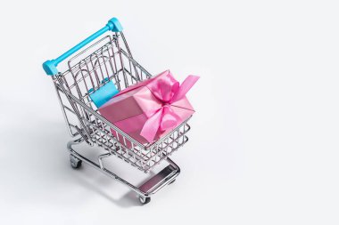 Festival paketleme, tatil, yılbaşı, Doğum gününde beyaz arka plan için hazırlık içinde hediyeler ile kutu. Kopya alanı.