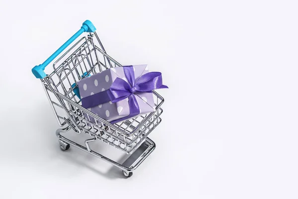 Regali Natale Confezionati Scatola Avvolti Carta Pois Viola Carrello Shopping — Foto Stock