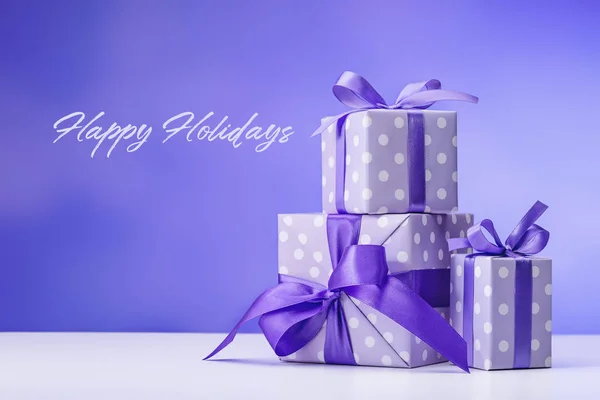 Felices Fiestas Tarjeta Felicitación Colores Púrpura Cajas Con Regalos —  Fotos de Stock