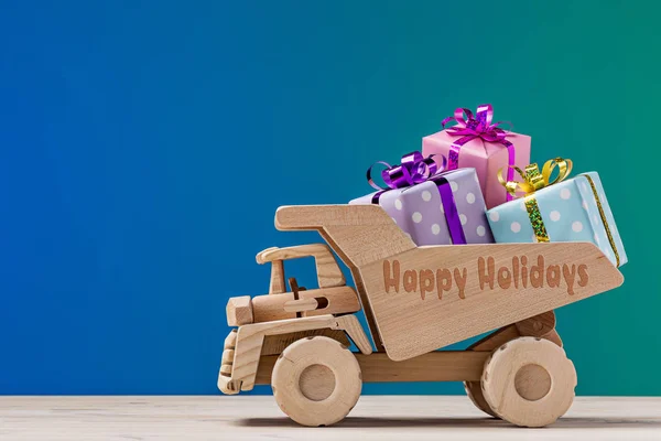 节日快乐 带礼物的木制自卸车 — 图库照片
