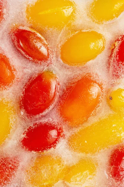 Φρέσκες Ντομάτες Κόκκινες Και Κίτρινες Κατεψυγμένα Κύβος Πάγου Άσπρο Φόντο — Φωτογραφία Αρχείου